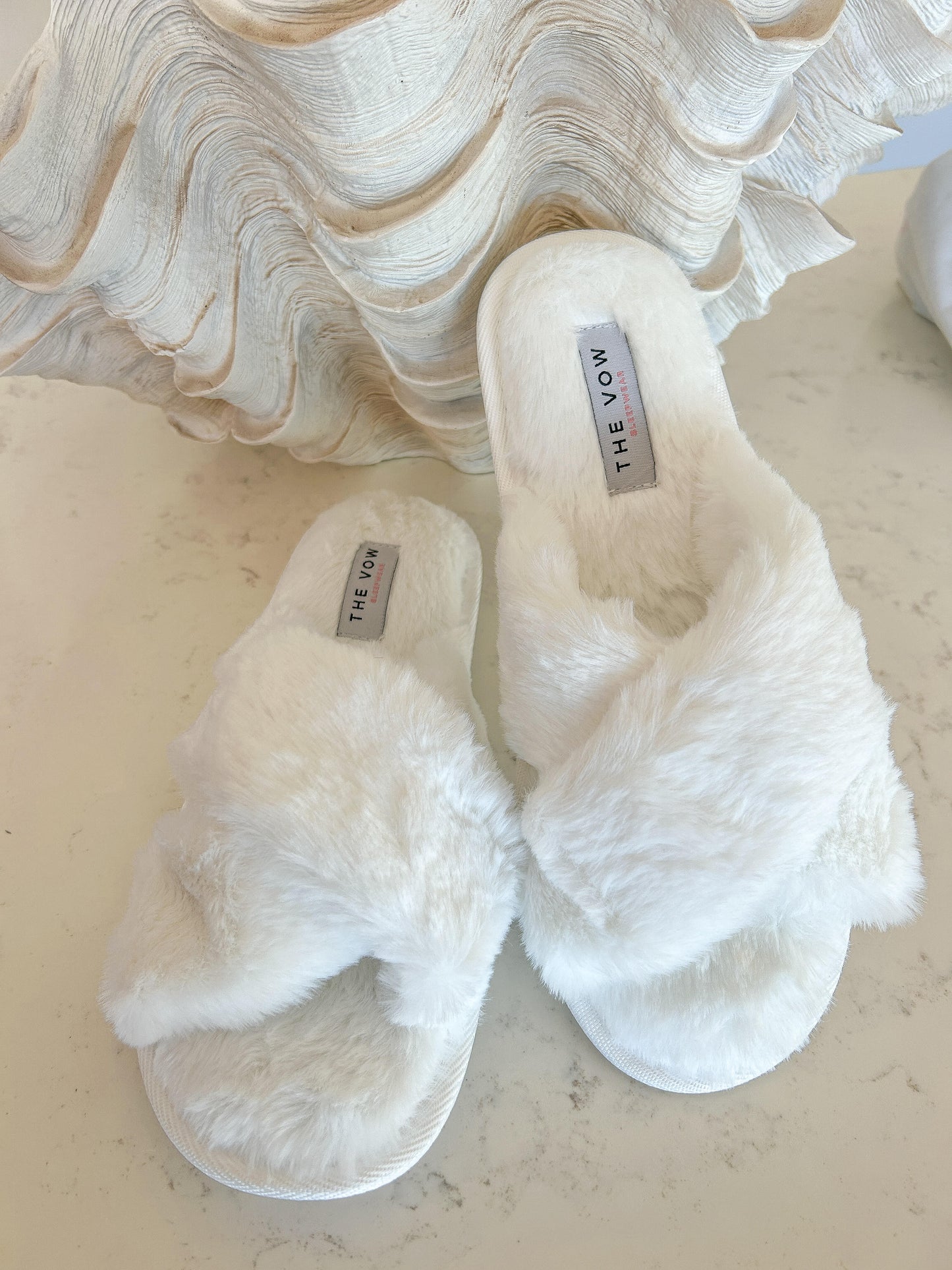 L.A SLIPPERS WHITE
